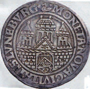 Rückseite eines Lüneburger Talers von 1547. Der Münzmeister Herman Gante verwendete eine kleine Gans als „redendes Wappen“.