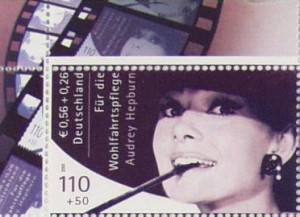 Ausschnitt aus dem postfrischen Zehnerbogen der Hepburn-Marke, hier mit dem linken oberen Bogenrand.