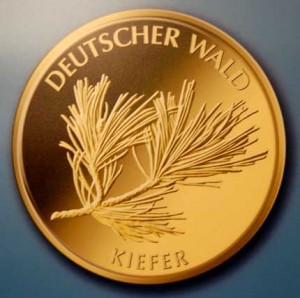 Deutscher Wald: Kiefer. Erwartet wird für 2013 eine goldene Münze „Kiefer“. Das 20-Euro-Stück wurde von Frantisek Chochola gestaltet.