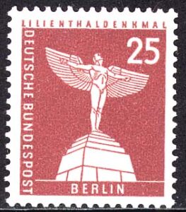 Das 1914 am Teltowkanal in Steglitz enthüllte Denkmal verbindet Lilienthals Leistungen mit dem Ikarus-Mythos, MiNr. 147.
