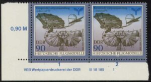 Ein Flugapparat Lilienthals erschien 1990 auf einer Sondermarke der DDR, MiNr. 3314. Auf dem Unterrand ist der Druckvermerk zu sehen.