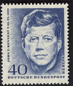 Rudolf Gerhardt entwarf, Egon Falz stach die Gedenkmarke zu Ehrn John F. Kennedys, die motivgleich in Berlin und im Bund erschien, MiNr. 241 und 453.