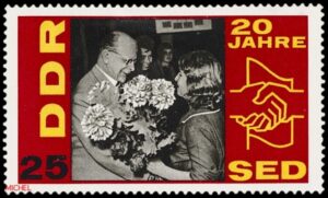 DDR 1966 Briefmarke 20 Jahre SED MiNr. 1177 Blumen für Ulbricht: Eines der typischen Fotos jener Jahre erschien auf einer der Sondermarken zum 20. Gründungstag der SED, MiNr. 1177 (alle Abbildungen Schwaneberger Verlag