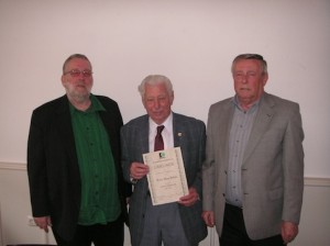 Hans Schütz (Bildmitte) ist seit 75 Jahren Mitglied bei den Duisburger Briefmarkenfreunden. Dafür erhielt er die Ehrenurkunde aus den Händen von Klaus Kühn, Geschäftsführer des Vereins (links), und Klaus Hasselbach, Vorsitzender (rechts). 