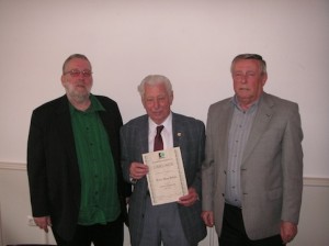 Klaus Kühn, Hans Schütz, Klaus Hasselbach Hans Schütz (Bildmitte) ist seit 75 Jahren Mitglied bei den Duisburger Briefmarkenfreunden. Dafür erhielt er die Ehrenurkunde aus den Händen von Klaus Kühn, Geschäftsführer des Vereins (links), und Klaus Hasselbach, Vorsitzender (rechts).