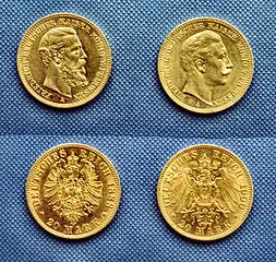 Die Kaiser Friedrich und Wilhelm II. sind auf den preußischen Goldmünzen zu 20 Mark von 1888 und 1900 zu sehen (Abb. Berndt Fernow, Wikipedia).