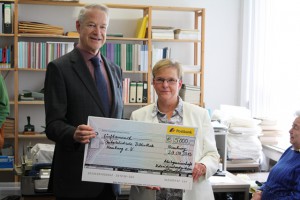 Dr. Dietrich Rauchenberger übergibt Bibliotheksleiterin Sabine Schwanke im Namen der Arbeitsgemeinschaft der Sammler Deutscher Kolonialpostwertzeichen eine Spende in Höhe von 5000 Euro. Dr. Dietrich Rauchenberger übergibt Bibliotheksleiterin Sabine Schwanke im Namen der Arbeitsgemeinschaft der Sammler Deutscher Kolonialpostwertzeichen eine Spende in Höhe von 5000 Euro.