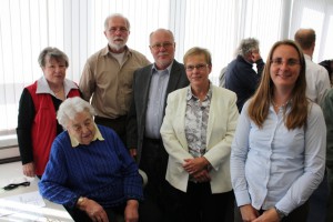 Das Team der Philatelistischen Bibliothek Hamburg (hinten von links): Gertrud Lange, Ingo Susemihl, Dieter Fullrich, Sabine Schwanke und Martina Goldmann sowie (sitzend) Inge Riese. Das Team der Philatelistischen Bibliothek Hamburg (hinten von links): Gertrud Lange, Ingo Susemihl, Dieter Fullrich, Sabine Schwanke und Martina Goldmann sowie (sitzend) Inge Riese.