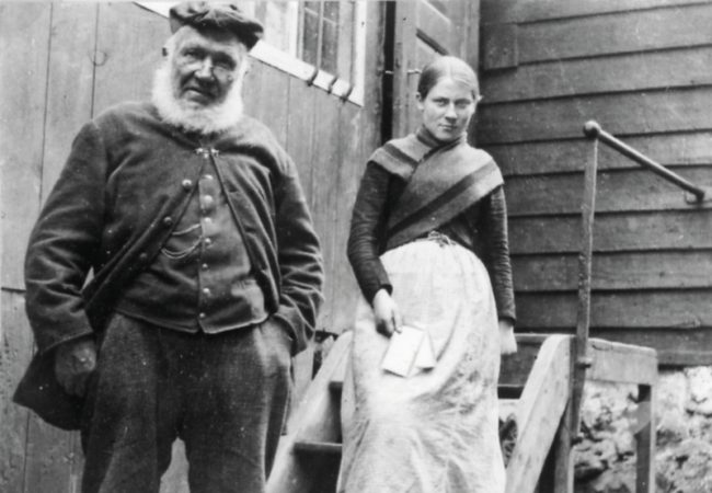 Erster Postamtsvorsteher H.C. Müller und seine erste Mitarbeiterin Maria Mikkelsen.