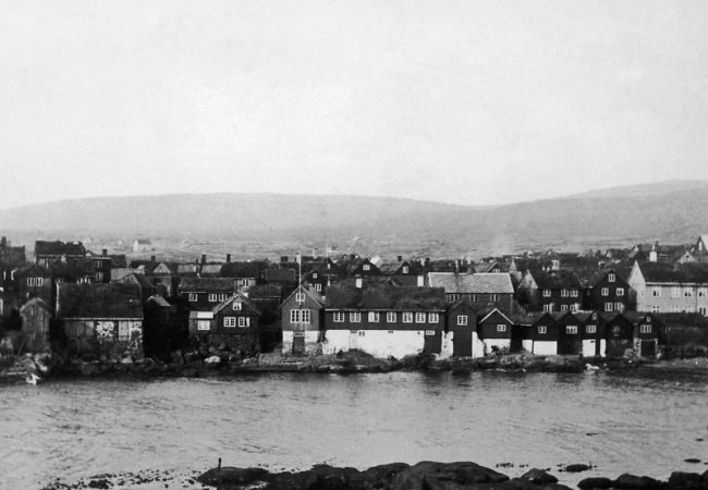 Historisches Foto von Tórshavn: In der Mitte ist Müllers Firmengebäude, in dem sich auch das erste Postamt befand.