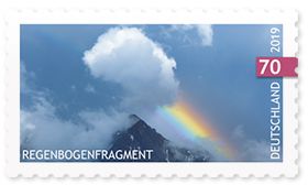 Briefmarke aus Deutschland mit der Abbildung eines Regenbogenfragments