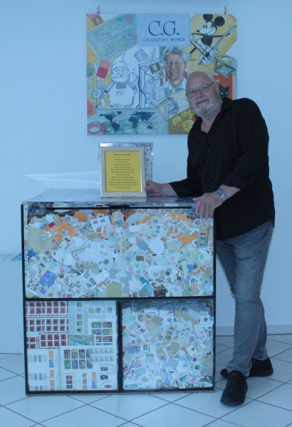 Live-Auktion auf der Jubiläumsfeier: Brigitte Stähle (Foto l.) freut sich über fast 3000 Euro für ihren Verein für Muskoviszidose aus der Versteigerung von Hepburn-Plakaten und 1-Penny-Black-Briefmarken. Wolfgang Kirsch ließ seine Briefmarken-Würfel mit insgesamt 5,25 Millionen Marken versteigern – die Behindertenwerktstätten Sägemühle können sich über 2350 Euro freuen. Christoph Gärtner unterstützt seit jeher viele Vereine, Schulgruppen und karitative Zwecke.
