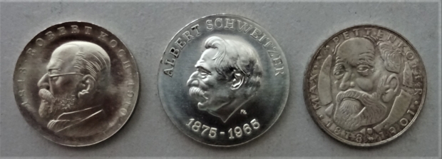Mit diesen Münzen zur Erinnerung an Robert Koch, Albert Schweitzer und Max von Petten­kofer könnte man eine Sammlung zum Thema „Medicina in Nummis“ eröffnen (Fotos: Caspar).