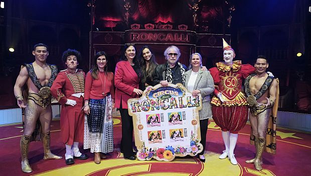 Das 4er-Folienblatt „50 Jahre Circus-Theater Roncalli – Hommage an Zippo“ zeigt den poetischen Clown Zippo, gespielt von Bernhard Paul.