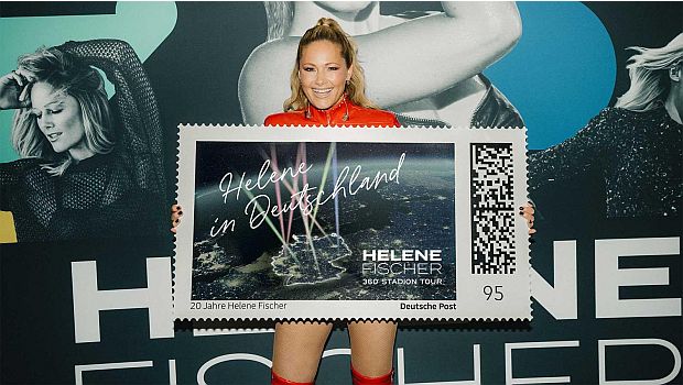 helene fischer präsentiert ihre Briefmarken